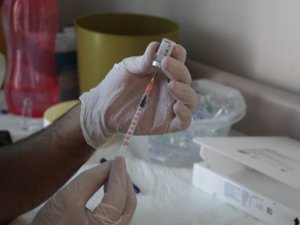 Yaş sınırı düşüyor, vatandaşlar korona virüs aşısı olmak için sıraya giriyor