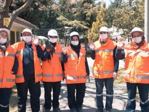 Sokakları evleri gibi temizliyorlar