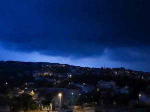 Şimşekler şehri aydınlattı