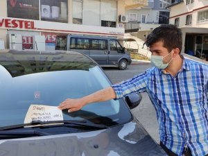 Aracın motor bölümünde sıkışan kedi için not bıraktı