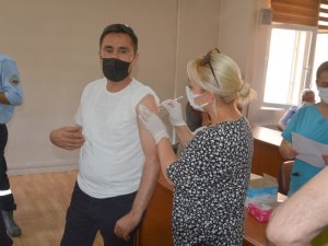 Hakkari Belediyesi personeli korona virüs aşısı oldu