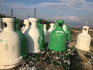 Buldan Belediyesi geri dönüşüm konteynırlarını çöpe attı