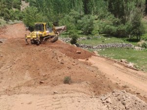 Köy yolunda genişletme ve düzenleme çalışması