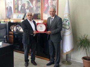 Başkan Yaman, 38 yıl sonra öğretmenini karşısında görünce duygulandı