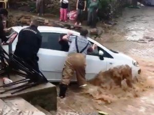 Ödemiş’i sağanak vurdu: Sel sularına kapılan bir araç kurtarıldı