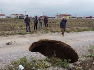 Afyon’da endişe uyandıran göçük ve yarıklar