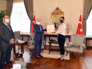 Bir günde 444 aşı yapan Dilan hemşireye başarı belgesi