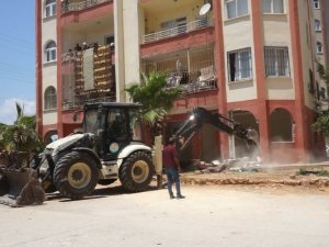 Mezitli’de binalardaki kaçak bölümler belediye ekiplerince yıkıldı