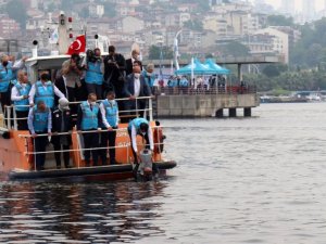 Denizin altına oksijen verecek cihazı bakan Murat Kurum İzmit Körfezi’ne bıraktı