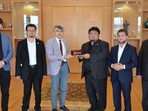 Doğu Türkistan Maarif Cemiyeti’nden Rektör Uysal’a ziyaret