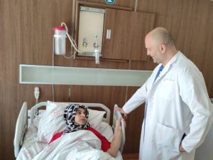 Temizlik yaparken sandalyeden düşüp ağır yaralanan kadın, Siirt’te ilk kez uygulanan yöntemle hayata tutundu