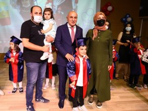 Gül kreş adası ilk mezunlarını verdi