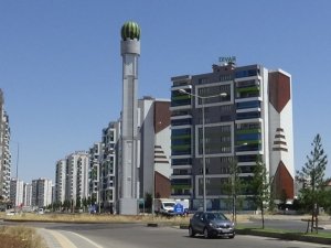 Diyarbakır’da baz istasyonu, dev karpuz maketi ile kamufle edildi