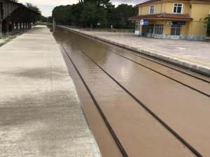 Dinar’da aşırı yağış hemzemin geçitleri ve demiryolunu sular altında bıraktı