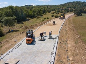 Albay Reşat Çiğiltepe şehitliği’nin yolları kilitli parke ile buluşuyor