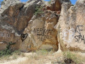 Kapadokya’da peribacaları çirkin yazılardan temizlenecek