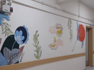 Hastane duvarları sanatla buluşuyor
