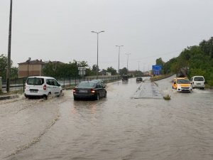 Karabük’te sağanak sonrası yollar göle döndü