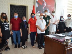 Aşılama yoluyla bebek sahibi olanlar, tedavi gördükleri hastanede doktorlarla bir araya geldi