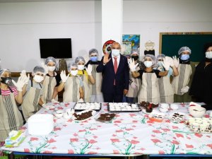 Keçiören Belediye Başkanı Altınok çocuklarla kurabiye yaptı