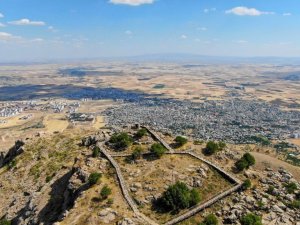 Diyarbakır Büyükşehir Belediyesi Makam Dağı’nın yollarını yeniliyor