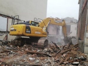 İzmit’teki metruk bina yıkıldı