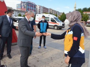 Kırşehir Valisi İbrahim Akın’dan aşı uygulamasındaki personele çikolatalı teşekkür
