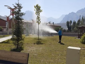 Hakkari’de park ve bahçeler ilaçlandı