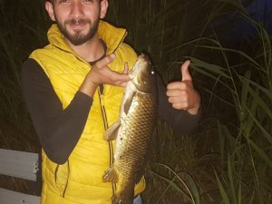 Tapulu tarım arazisinde 3 kilogramlık sazan avladı