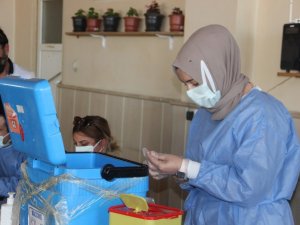 Sağlık çalışanları korona aşısını en ücra köylere kadar ulaştırıyor