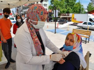 İlçe meydanında randevusuz Covid-19 aşısı