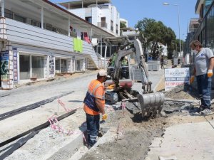 Kuşadası’nın denize çıkan sokakları yenileniyor