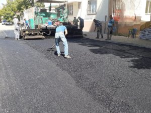 Gölbaşı ilçesinde sıcak asfalt çalışmaları devam ediyor
