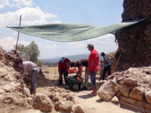Akyaka Bizans Kalesi’nin giriş kapısı ayağa kaldırılıyor