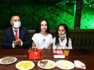 Başkan Altınok Hazal’ı doğum gününde yalnız bırakmadı