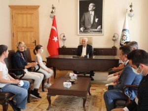 Konservatuar öğrencilerinden Başkan Gürün’e ziyaret