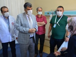 Yeni atanan sağlık müdürü ayağının tozuyla hastaları ziyaret etti