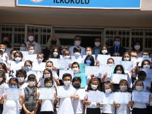 Kuşadası’nda öğrenciler yazdıkları hikayeyi kitaba döktü