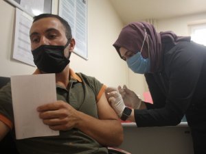 280 bin doz aşı yapılan Elazığ’da 25 yaş üstü vatandaşlar aşı olmaya başladı