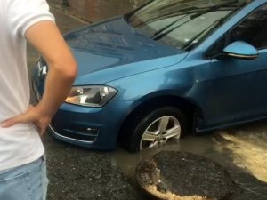 Açık unutulan rögara düşen otomobil vatandaşların yardımıyla kurtarıldı