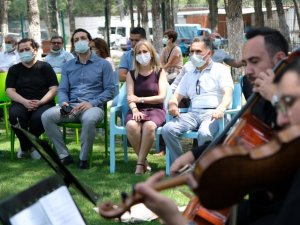 Manisa Ruh Sağlığı personeline moral konseri