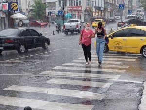 Güneşe aldanan Tekirdağlılar yağmura hazırlıksız yakalandı