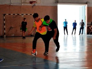 Öğrenciler futbol turnuvasında ter döküyor