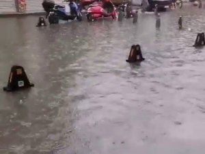 Aniden bastıran yağış, cadde ve sokakları göle çevirdi