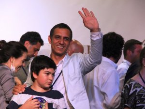 Başkan olunca gözyaşlarını tutamadı