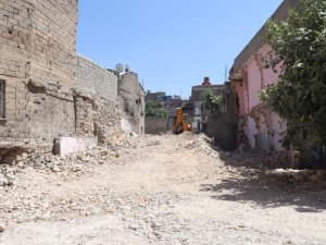 Siirt’te metruk binaların yıkımı sürüyor
