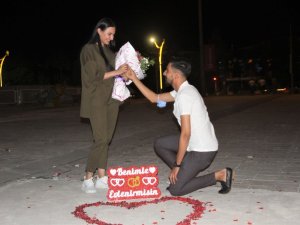 Erzincan’da genç adamdan kız arkadaşına meydanda sürpriz evlilik teklifi