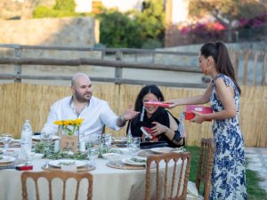 Davetlilere nikah şekeri yerine kitap hediye edildi