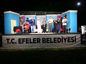 Efeler halkı tiyatroyla buluştu