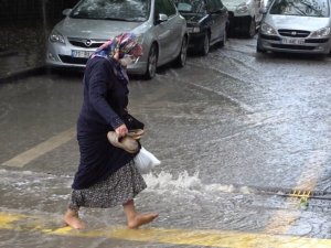 Şiddetli yağmur Kırıkkale’de yolları göle çevirdi